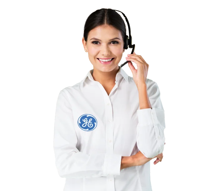 Técnico autorizado General Electric documentando una reparación en Costa Rica